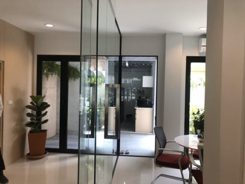 ติดตั้งกระจกกั้นห้อง ติดตั้งกระจกกั้นห้อง